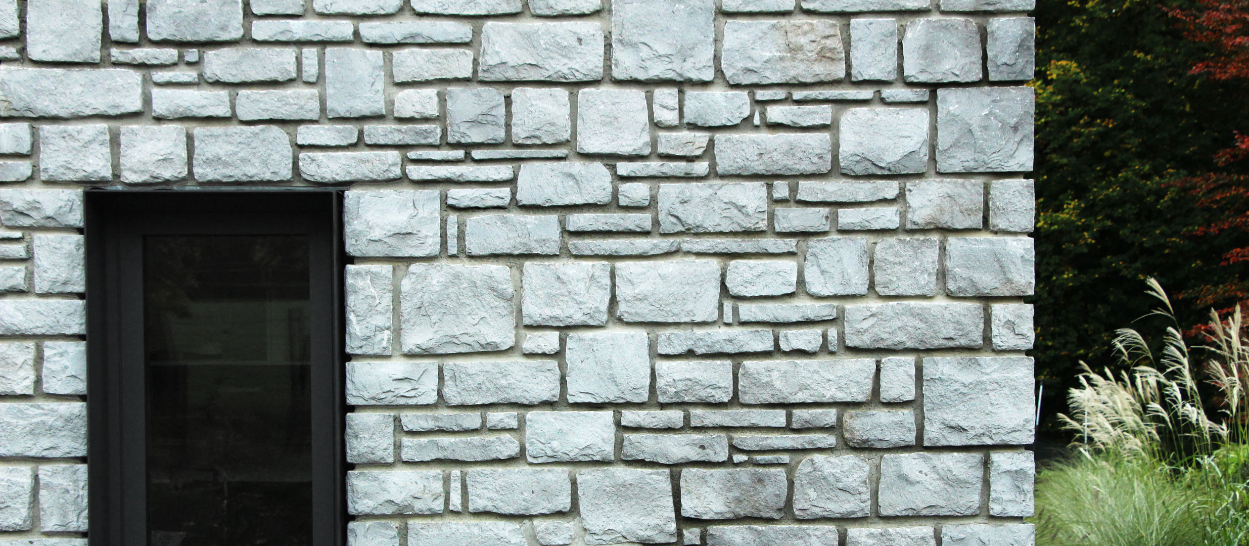 Réalisation d'un mur en pierre avec encadrement métallique