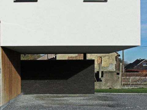 Porte-à-faux surplombant l'entrée Porte-à-faux surplombant l'entrée