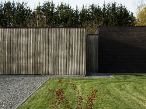 Porte sectionnelle intégrée dans le bardage Porte sectionnelle intégrée dans le bardage